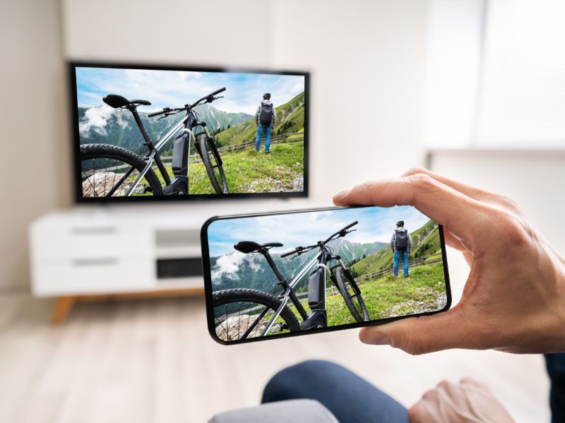 Proiettare lo schermo del telefono sulla TV Guida pratica